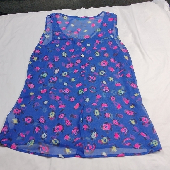 Chris & Carol women's animal print, medium sized, sheer sleeveless top - Picture 6 of 10